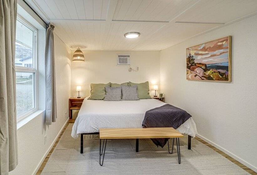 Cozy Grand Coulee Home W/ Deck & Views!