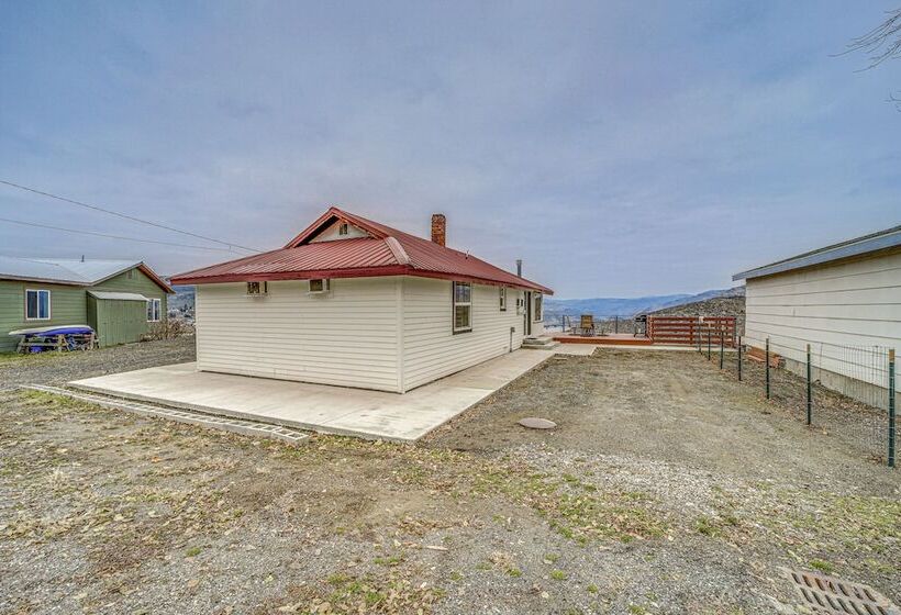 Cozy Grand Coulee Home W/ Deck & Views!