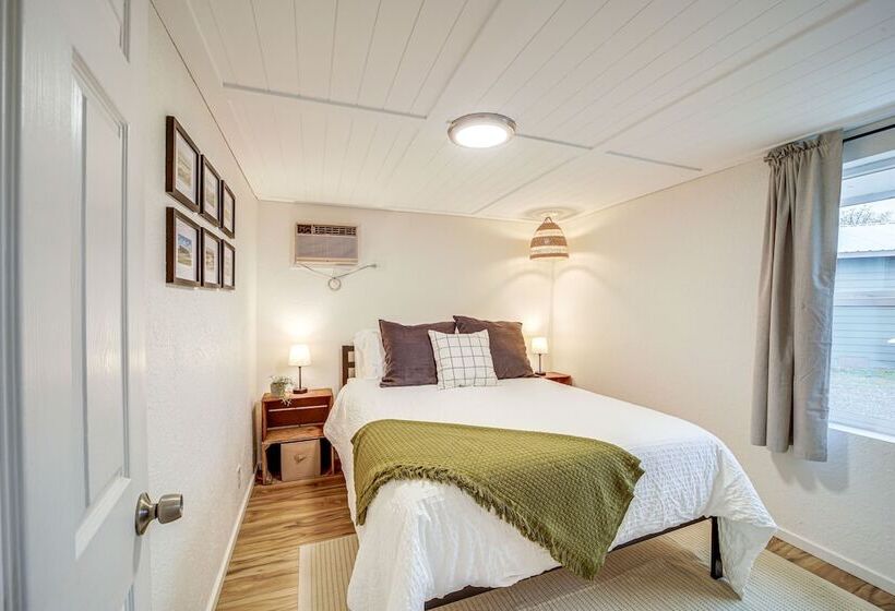 Cozy Grand Coulee Home W/ Deck & Views!