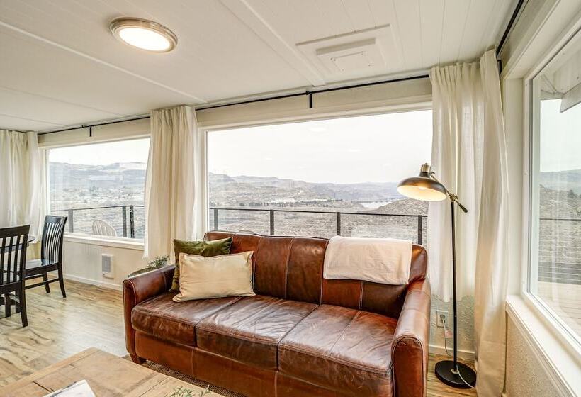 Cozy Grand Coulee Home W/ Deck & Views!