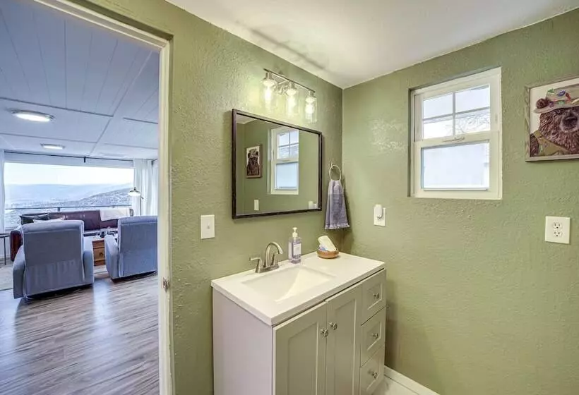 Cozy Grand Coulee Home W/ Deck & Views!