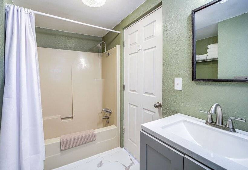 Cozy Grand Coulee Home W/ Deck & Views!