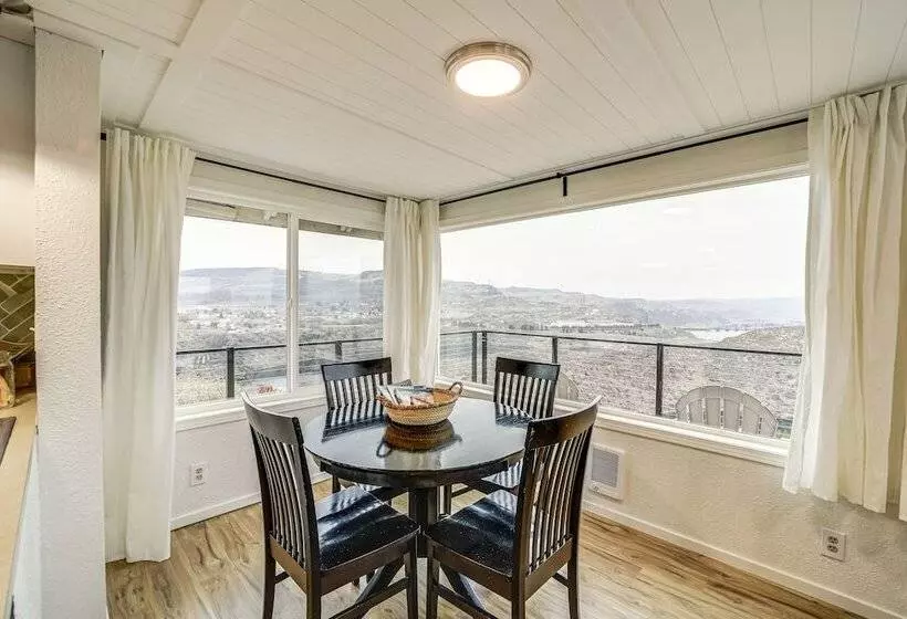 Cozy Grand Coulee Home W/ Deck & Views!