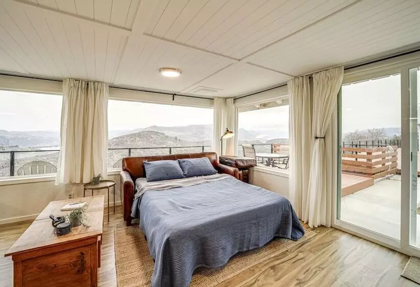 Cozy Grand Coulee Home W/ Deck & Views!