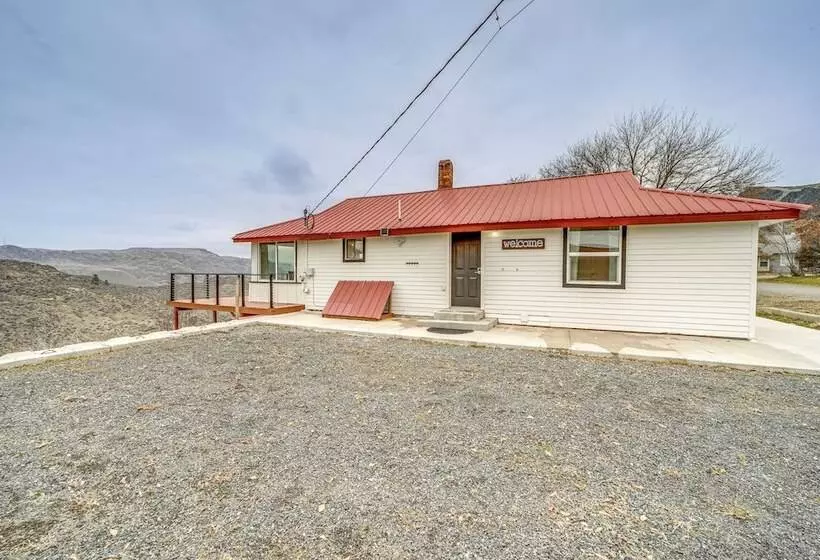 Cozy Grand Coulee Home W/ Deck & Views!