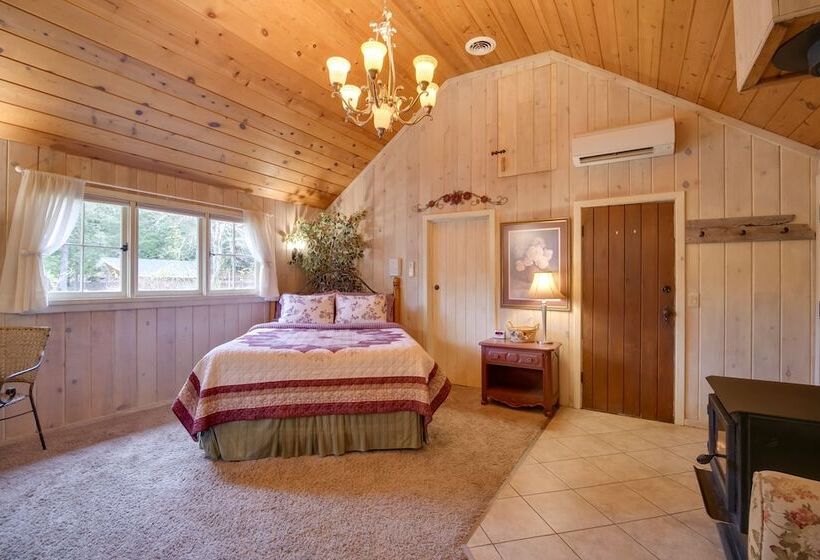 Cozy, Historic Wolf Creek Cabin Near Hiking