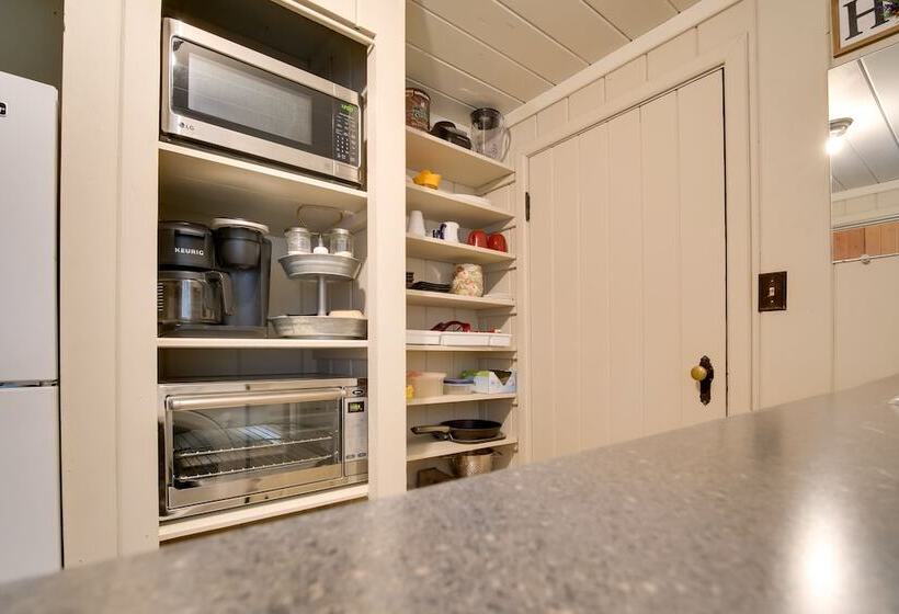 Cozy, Historic Wolf Creek Cabin Near Hiking