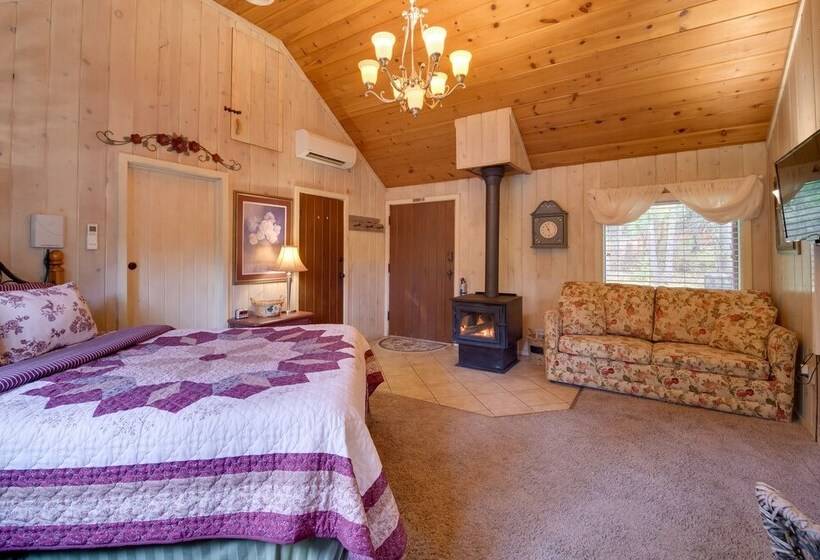 Cozy, Historic Wolf Creek Cabin Near Hiking