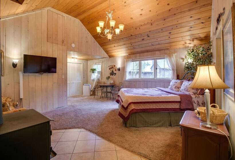 Cozy, Historic Wolf Creek Cabin Near Hiking