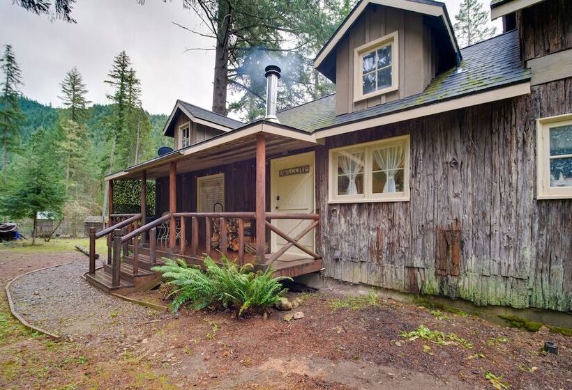 Cozy, Historic Wolf Creek Cabin Near Hiking