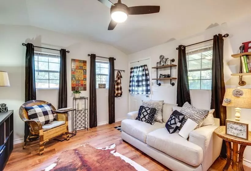 Cozy Montgomery Cottage W/ Porch, Near Lake Conroe