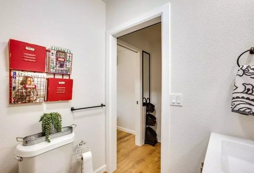 Cozy Montgomery Cottage W/ Porch, Near Lake Conroe