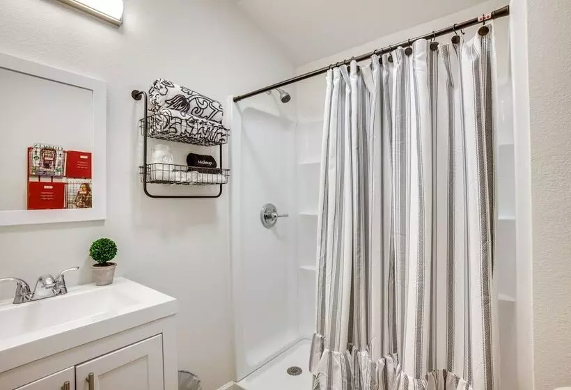 Cozy Montgomery Cottage W/ Porch, Near Lake Conroe