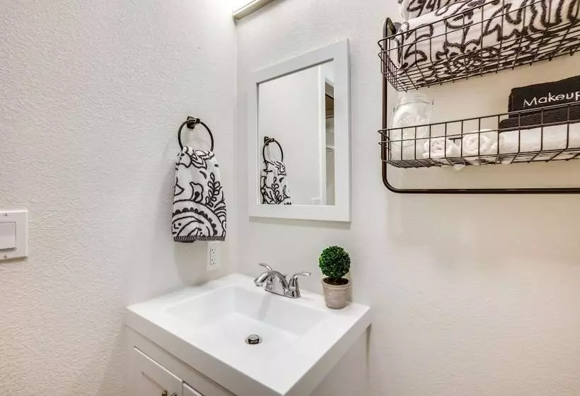 Cozy Montgomery Cottage W/ Porch, Near Lake Conroe