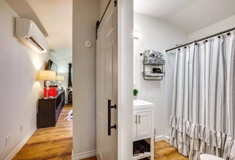 Cozy Montgomery Cottage W/ Porch, Near Lake Conroe