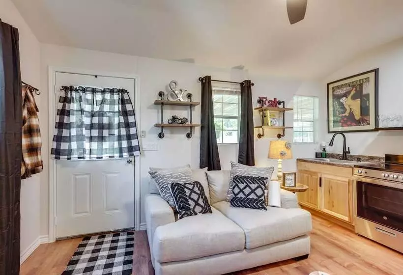 Cozy Montgomery Cottage W/ Porch, Near Lake Conroe