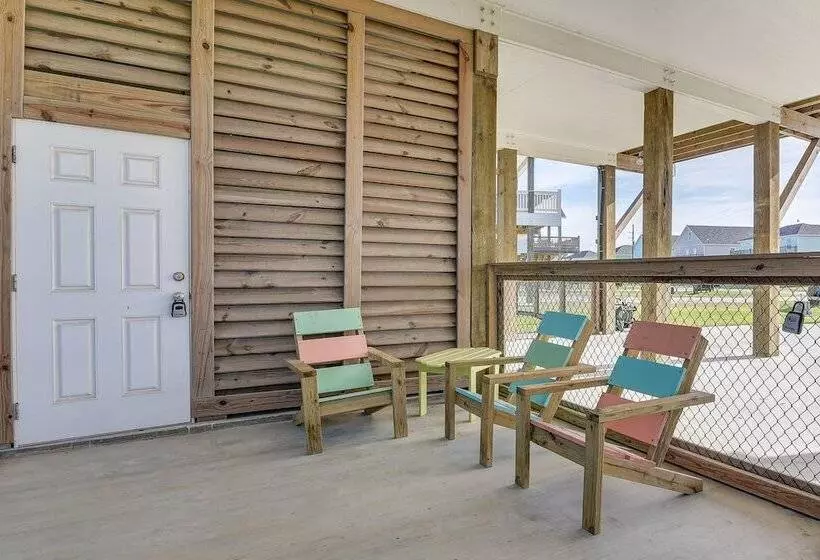 Crystal Beach Home W/ Covered Patio: Pets Welcome!