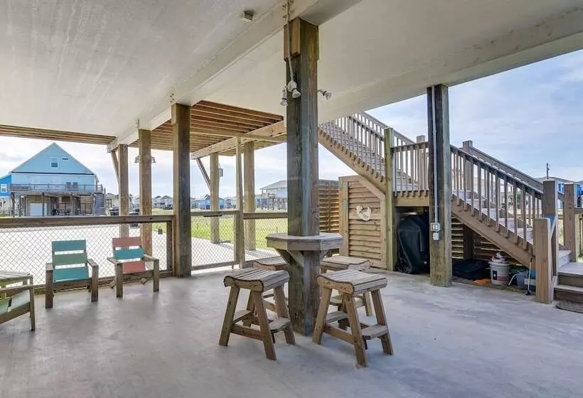 Crystal Beach Home W/ Covered Patio: Pets Welcome!