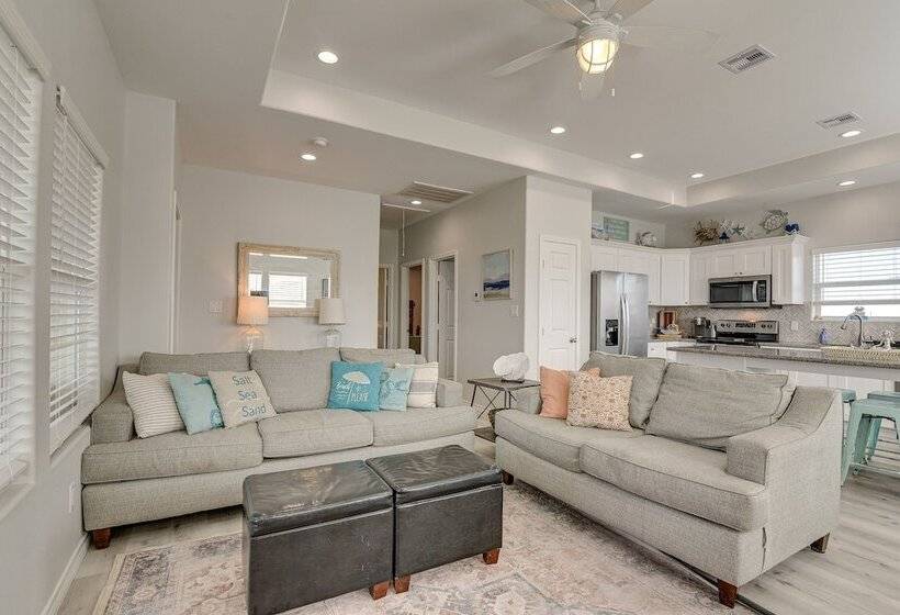 Crystal Beach Home W/ Covered Patio: Pets Welcome!