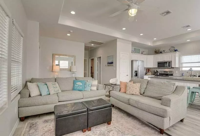 Crystal Beach Home W/ Covered Patio: Pets Welcome!