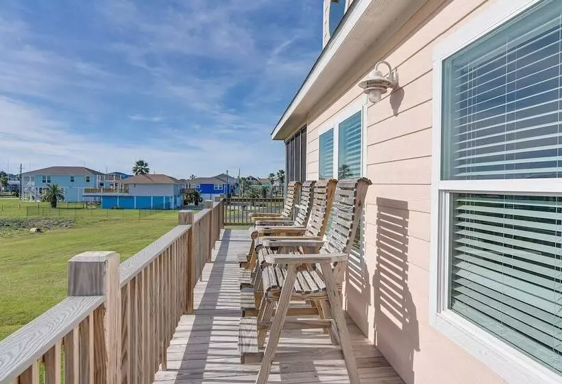 Crystal Beach Home W/ Covered Patio: Pets Welcome!