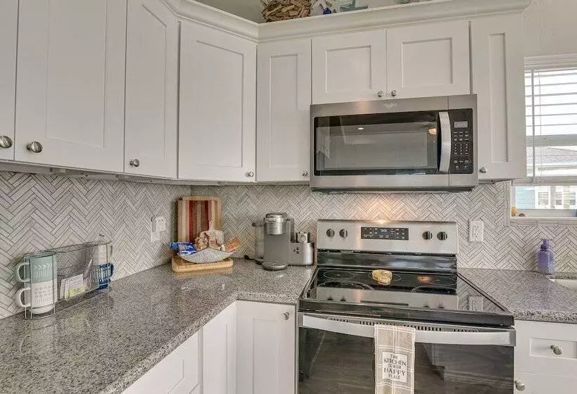 Crystal Beach Home W/ Covered Patio: Pets Welcome!