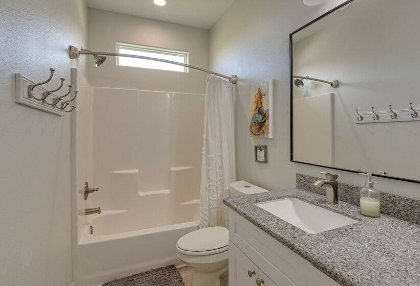 Crystal Beach Home W/ Covered Patio: Pets Welcome!