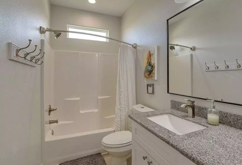 Crystal Beach Home W/ Covered Patio: Pets Welcome!