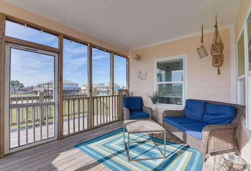 Crystal Beach Home W/ Covered Patio: Pets Welcome!