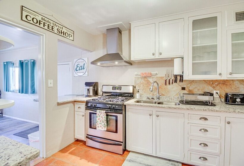 Dog Friendly Albuquerque Home: 1 Mi To U Of Nm!