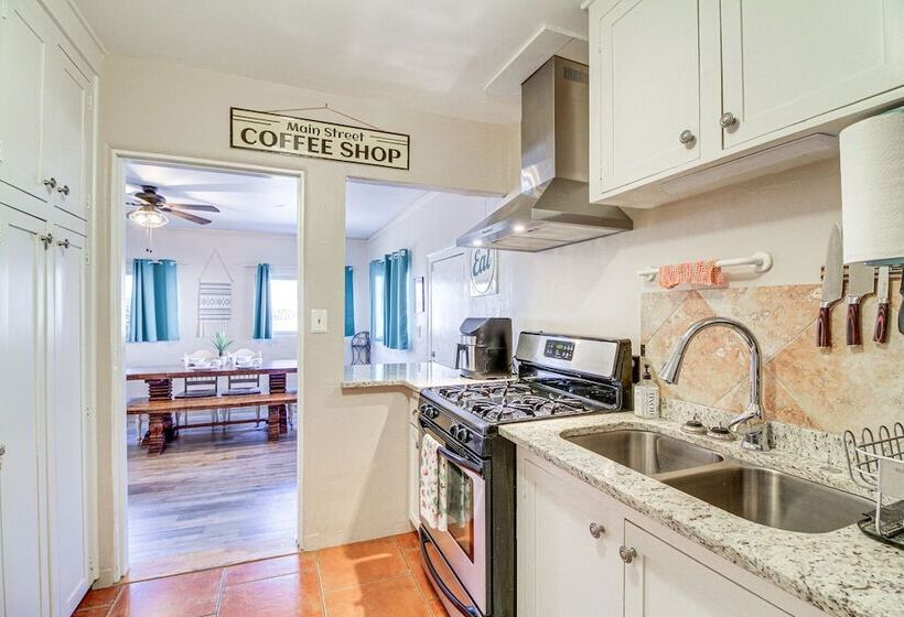 Dog Friendly Albuquerque Home: 1 Mi To U Of Nm!