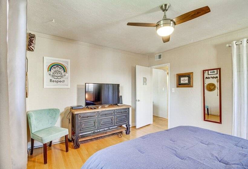 Dog Friendly Albuquerque Home: 1 Mi To U Of Nm!