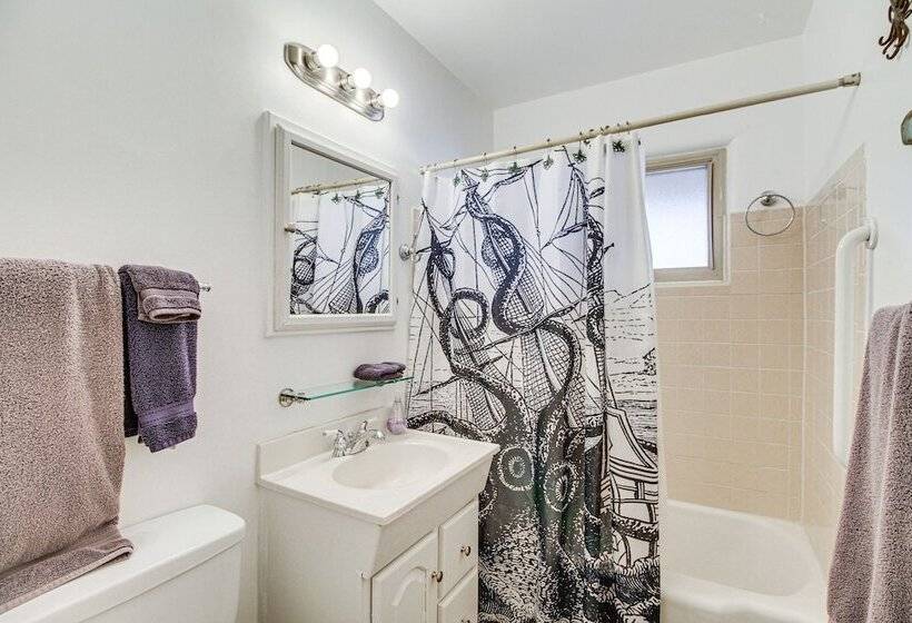 Dog Friendly Albuquerque Home: 1 Mi To U Of Nm!