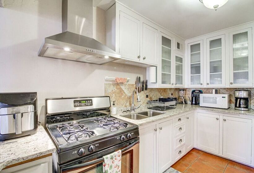 Dog Friendly Albuquerque Home: 1 Mi To U Of Nm!