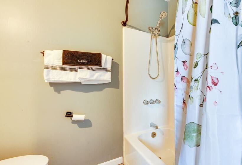 Pet Friendly Douglasville Gem   3 Mi To Downtown!