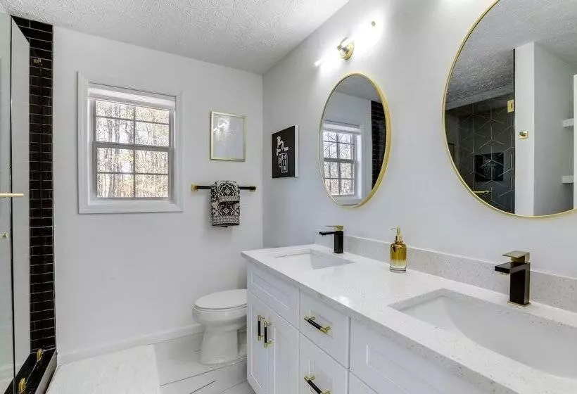 Family Friendly Dacula Home With Screened Porch!