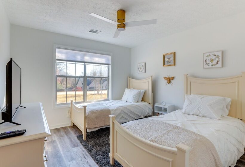 Family Friendly Dacula Home With Screened Porch!