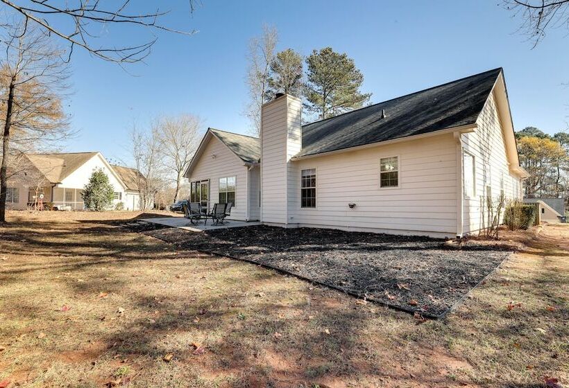Family Friendly Dacula Home With Screened Porch!