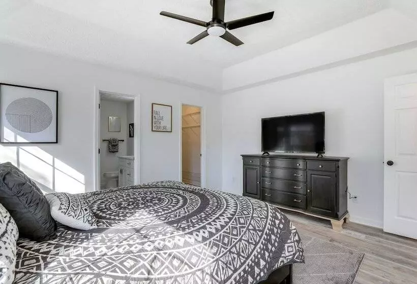 Family Friendly Dacula Home With Screened Porch!