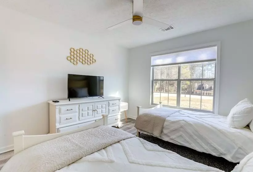 Family Friendly Dacula Home With Screened Porch!