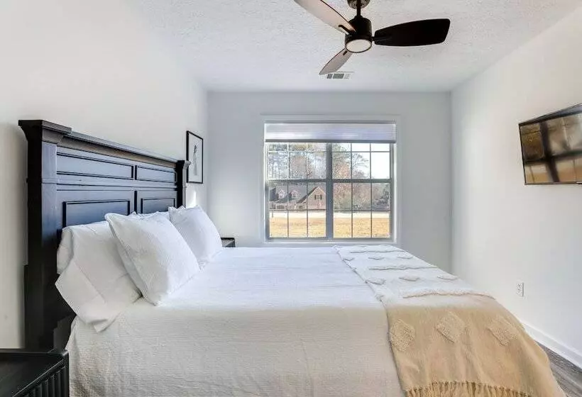 Family Friendly Dacula Home With Screened Porch!