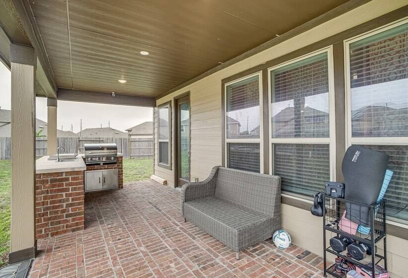 Lovely Richmond Home W/ Outdoor Kitchen & Grill!