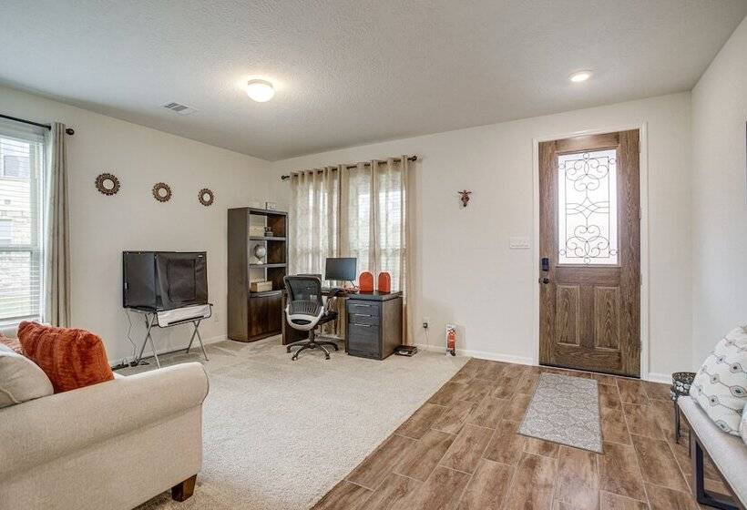 Lovely Richmond Home W/ Outdoor Kitchen & Grill!