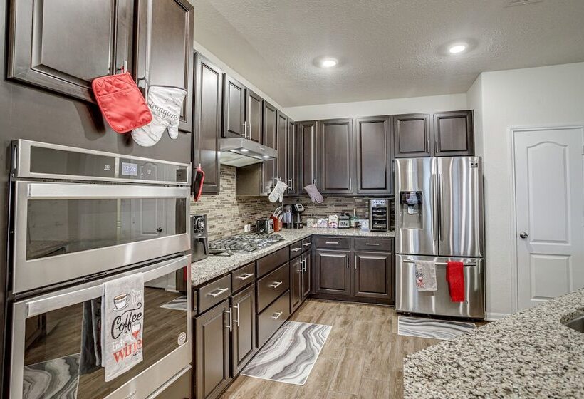 Lovely Richmond Home W/ Outdoor Kitchen & Grill!