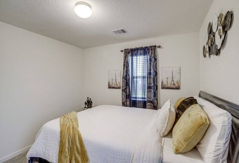 Lovely Richmond Home W/ Outdoor Kitchen & Grill!