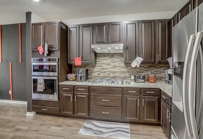 Lovely Richmond Home W/ Outdoor Kitchen & Grill!