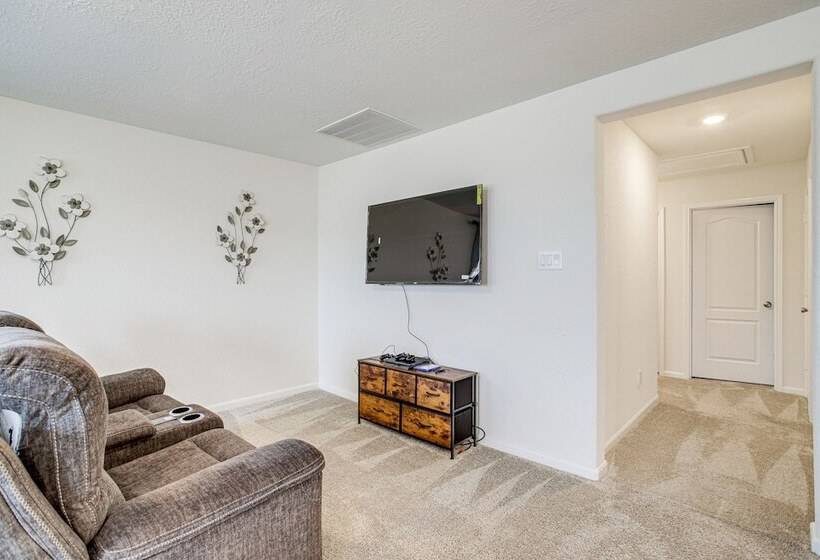 Lovely Richmond Home W/ Outdoor Kitchen & Grill!