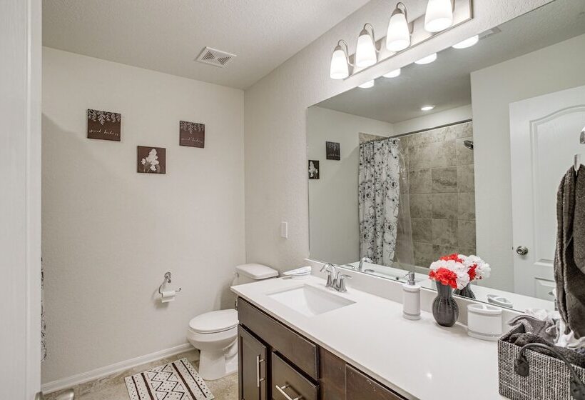 Lovely Richmond Home W/ Outdoor Kitchen & Grill!