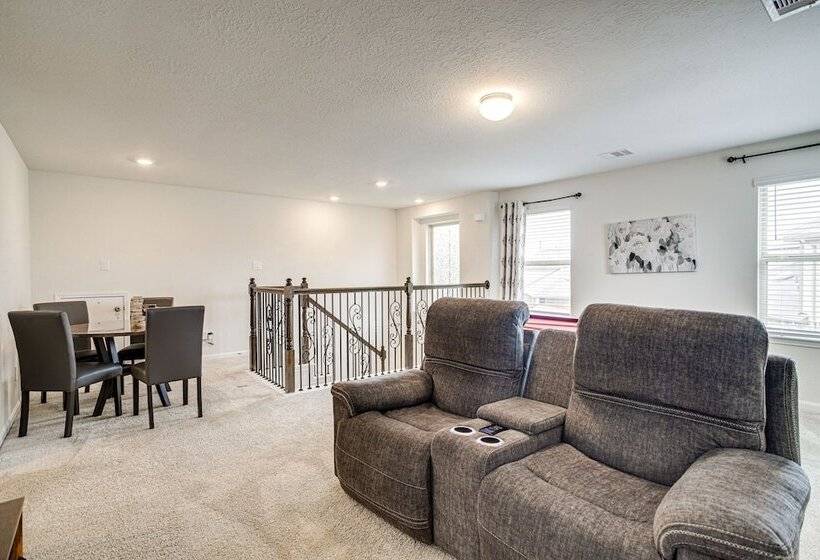 Lovely Richmond Home W/ Outdoor Kitchen & Grill!