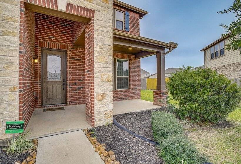 Lovely Richmond Home W/ Outdoor Kitchen & Grill!